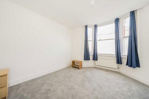 3 bedroom flat to rent, Arlesford Road, London SW9