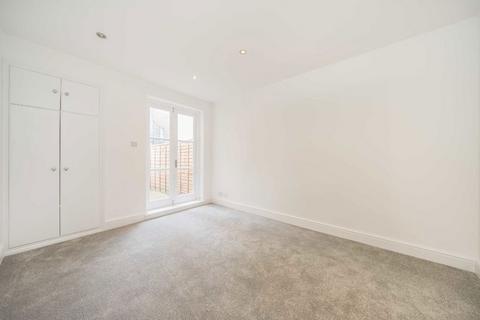 3 bedroom flat to rent, Arlesford Road, London SW9