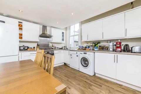 3 bedroom flat to rent, Landor Road, London SW9