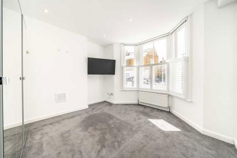 2 bedroom flat to rent, North Street, London SW4