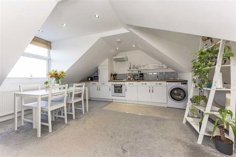 2 bedroom flat for sale, Cavendish Road, London SW12