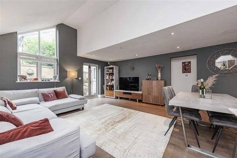 2 bedroom flat for sale, Dryden Close, London SW4