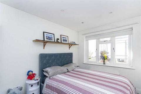 2 bedroom flat for sale, Gauden Road, London SW4