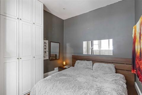 2 bedroom flat for sale, Gauden Road, London SW4