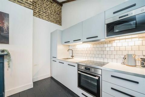 2 bedroom flat for sale, Wandsworth Road, London SW8