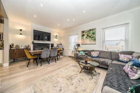 2 bedroom flat for sale, Cavendish Road, London SW12