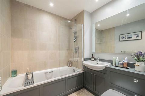 1 bedroom flat for sale, Clapham Common South Side, London SW4