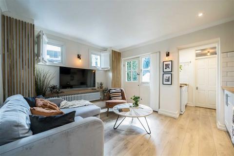 2 bedroom maisonette for sale, Wandsworth Road, London SW8