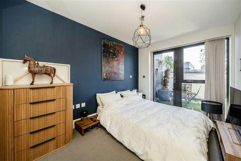 1 bedroom flat for sale, Bicycle Mews, London SW4