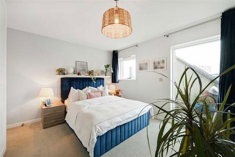 2 bedroom flat for sale, Bedford Road, London SW4