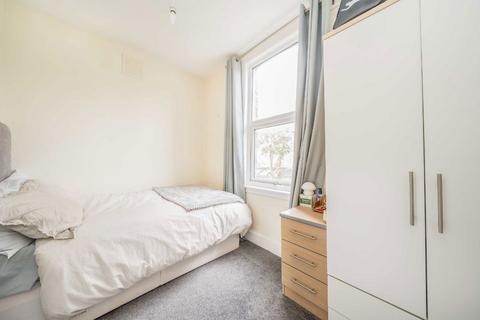 2 bedroom flat to rent, Cavendish Road, London SW12