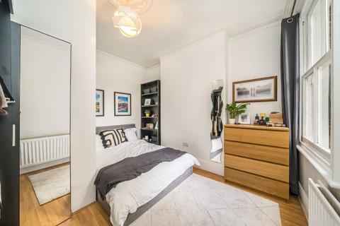 2 bedroom flat to rent, Chestnut Grove, London SW12