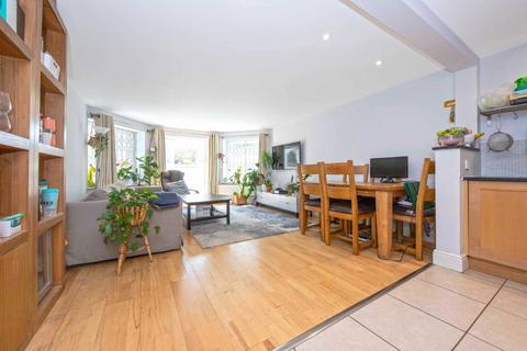 2 bedroom flat to rent, Windmill Drive, London SW4