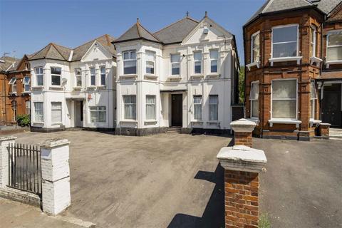 3 bedroom flat for sale, Shoot Up Hill, London NW2