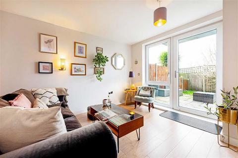 2 bedroom flat for sale, Flowers Close, London NW2