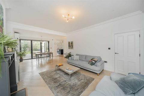 3 bedroom flat for sale, Chatsworth Road, London NW2