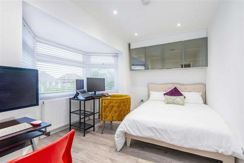 4 bedroom flat for sale, The Vale, London NW11