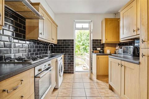 3 bedroom flat for sale, Sandringham Road, London NW2