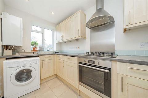 2 bedroom flat to rent, Mapesbury Road, London NW2