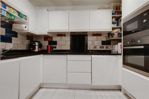 3 bedroom flat for sale, Woodley Crescent, London NW2