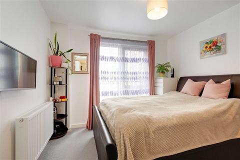 3 bedroom flat for sale, Woodley Crescent, London NW2