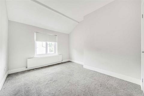 3 bedroom flat to rent, Minster Road, London NW2