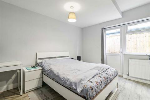 4 bedroom flat for sale, Park Avenue North, London NW10