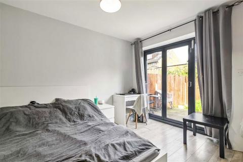 4 bedroom flat for sale, Park Avenue North, London NW10