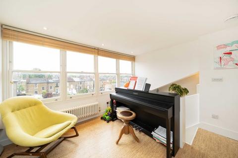 3 bedroom flat for sale, Fairmead Road, London N19