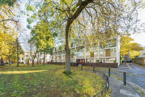 2 bedroom flat for sale, Rowstock Gardens, London N7