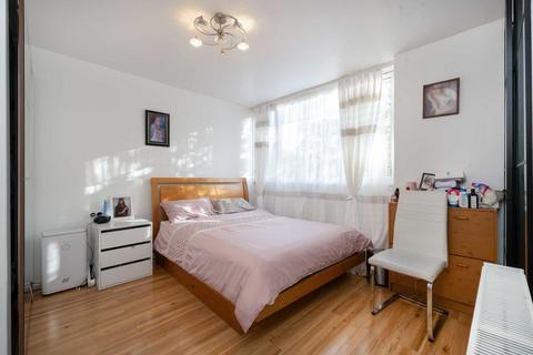 2 bedroom flat for sale, Rowstock Gardens, London N7