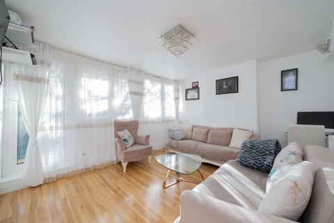 2 bedroom flat for sale, Rowstock Gardens, London N7