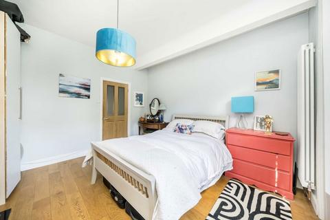 2 bedroom flat for sale, Axminster Road, London N7