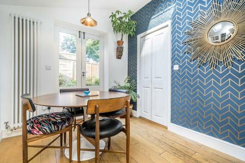 2 bedroom flat for sale, Axminster Road, London N7