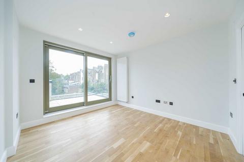 3 bedroom flat for sale, Hornsey Road, London N7