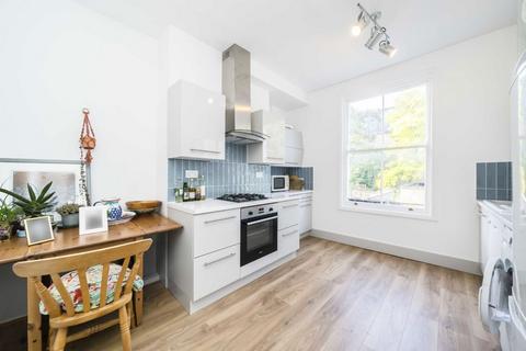 2 bedroom flat for sale, Axminster Road, London N7