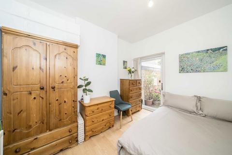 2 bedroom flat for sale, Connaught Road, London W13