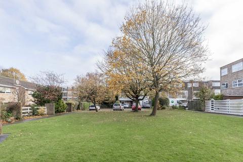 4 Roseacre Close, London, W13 8DG