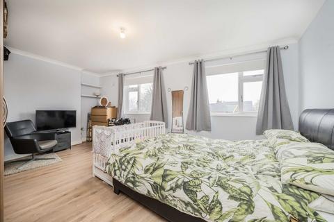 2 bedroom flat for sale, Queens Parade, London W5