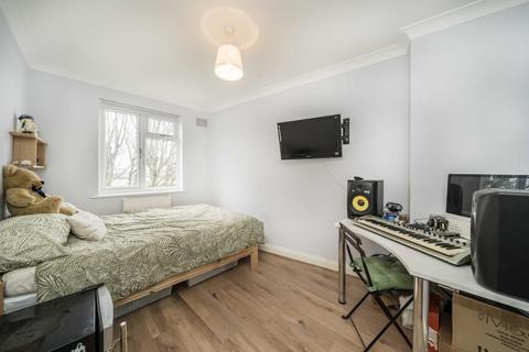 2 bedroom flat for sale, Queens Parade, London W5