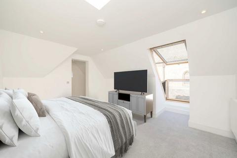 2 bedroom flat for sale, North Common Road, London W5