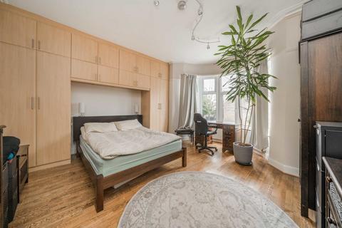 3 bedroom flat for sale, Eaton Rise, London W5