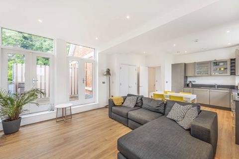 2 bedroom flat for sale, Queens Walk, London W5