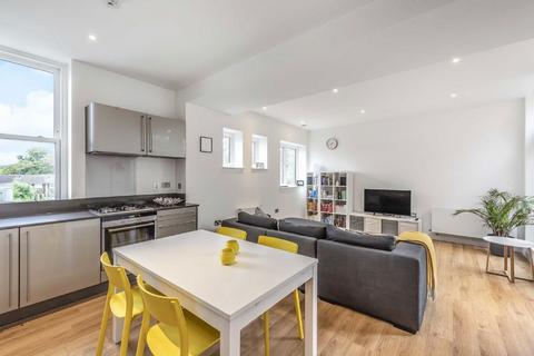 2 bedroom flat for sale, Queens Walk, London W5