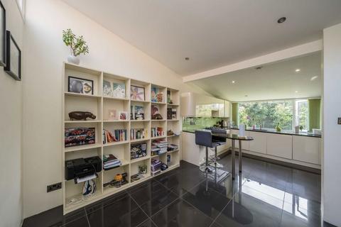4 Robinsons Close, London, W13 0DL