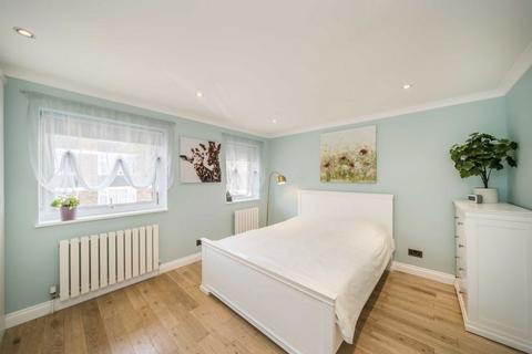 4 Robinsons Close, London, W13 0DL