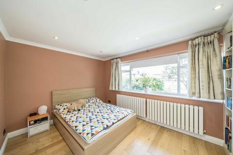 4 Robinsons Close, London, W13 0DL