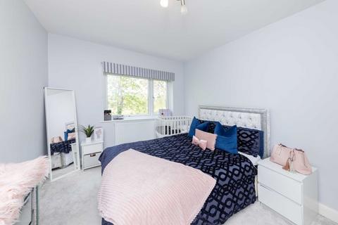 17 Pinewood Grove, London, W5 2AG