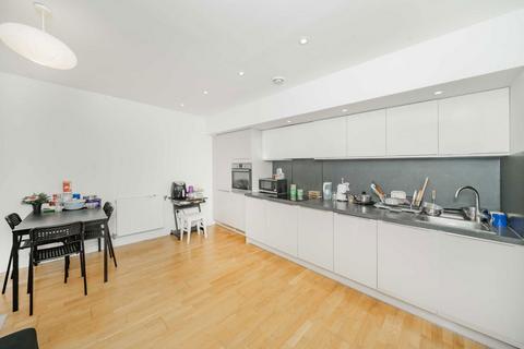 2 bedroom flat to rent, Lakeside Drive, London NW10