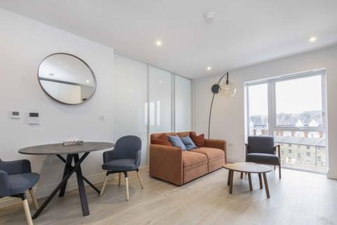 Studio to rent, Bond Street, London W5